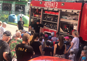 dzieci ogladaja wóz strażacki
