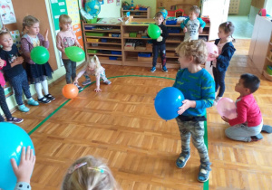 zabawa z balonami