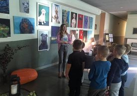 Dzieci oglądają galerię obrazów.