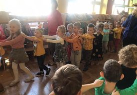 Dzieci tańczą.