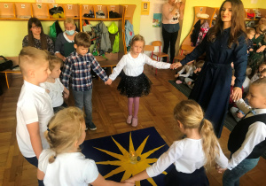 Dzieci z nauczycielką tańczą Taniec Żywiołów.