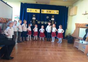 Dzieci śpiewają piosenkę stojąc.