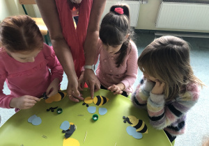 Dzieci robią pszczołę z papieru.