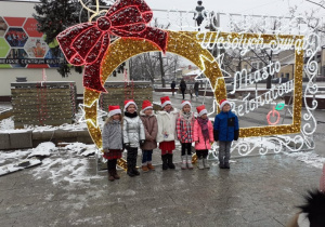 Dzieci na tle dekoracji świątecznej.