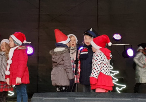Dzieci śpiewają na scenie.