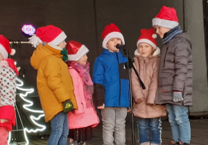 Dzieci śpiewają na scenie.