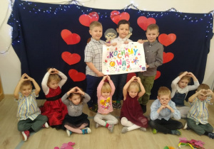Dzieci z napisem "Kochamy Was"