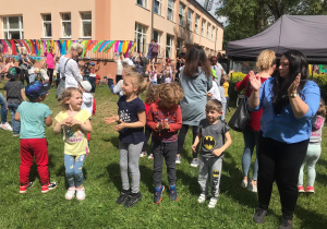 Dzieci i rodzice tańczą.