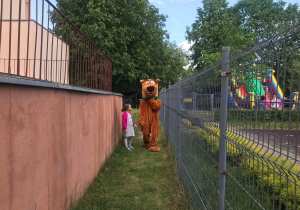 Dziewczynka idzie z maskotką Scooby Doo.